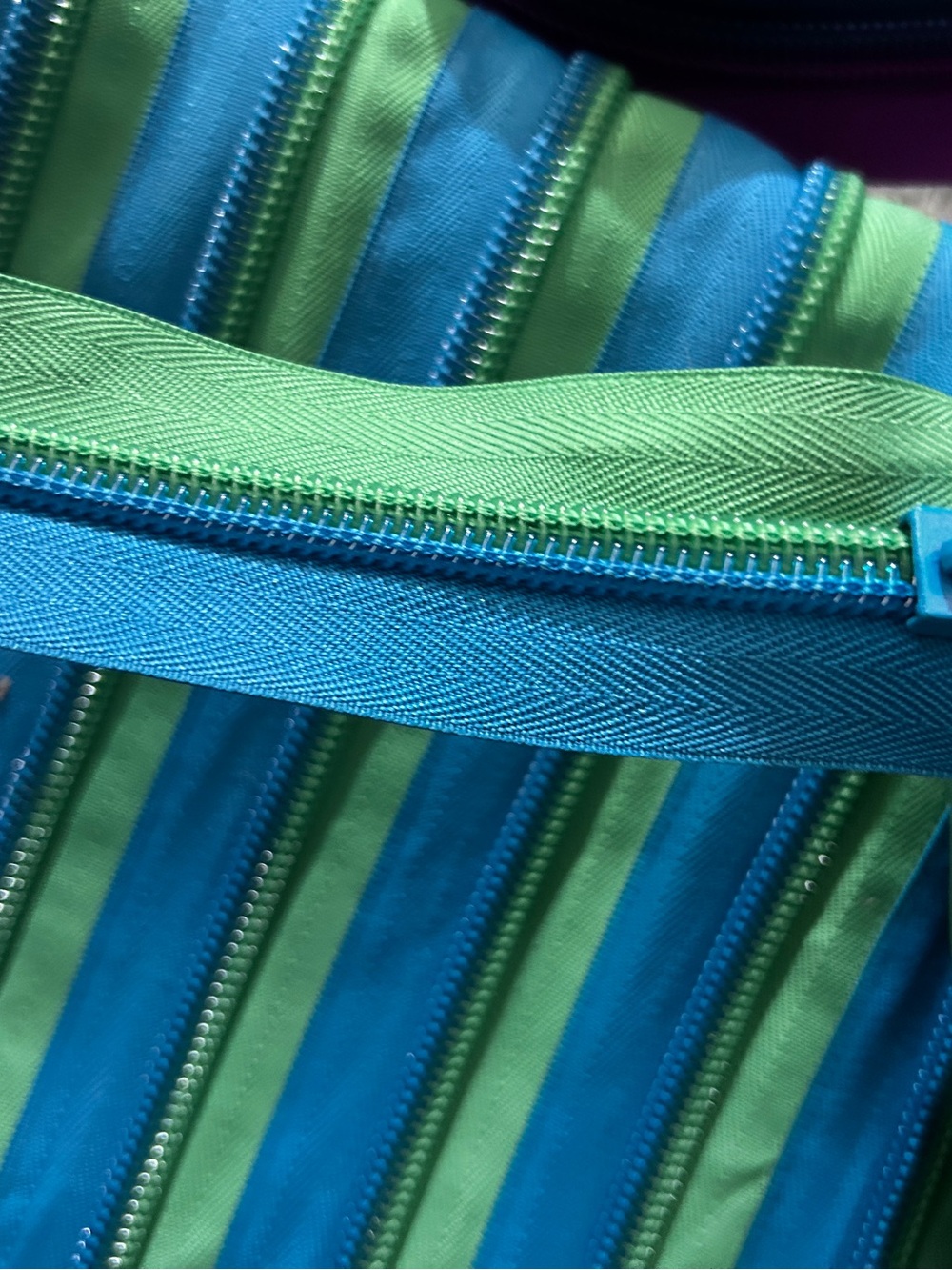 ZIP IT Green & Blue ZIPPER Shoulder Bag with Adjustable Strap FREE BAG CHARM - Picture 4 of 11